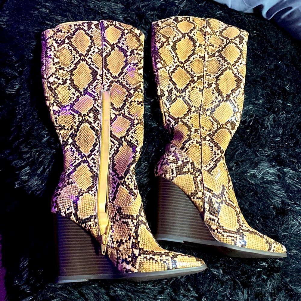 Wedge snake skin design boots